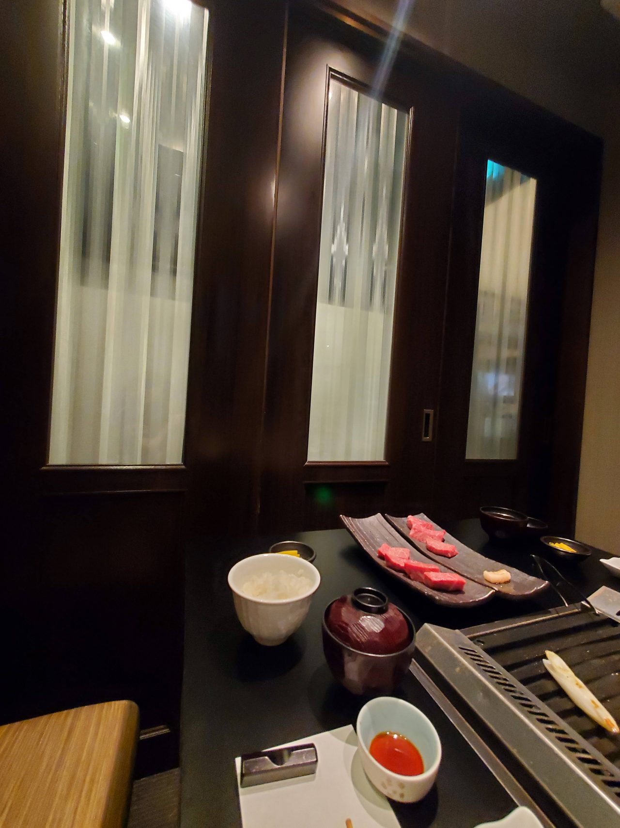 深尾の個室のテーブルとグリル