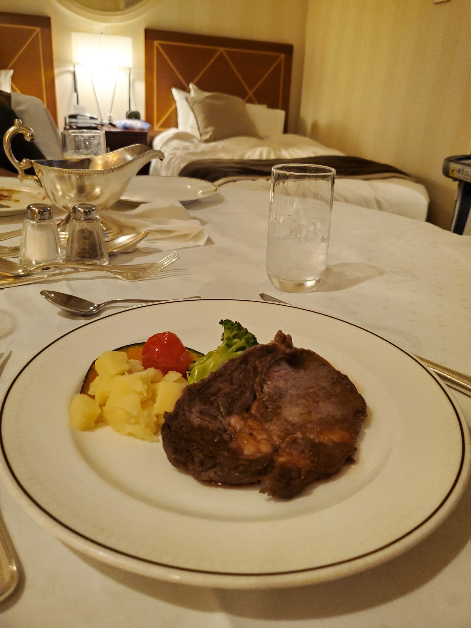 お部屋でいただいたルームサービスのコース料理