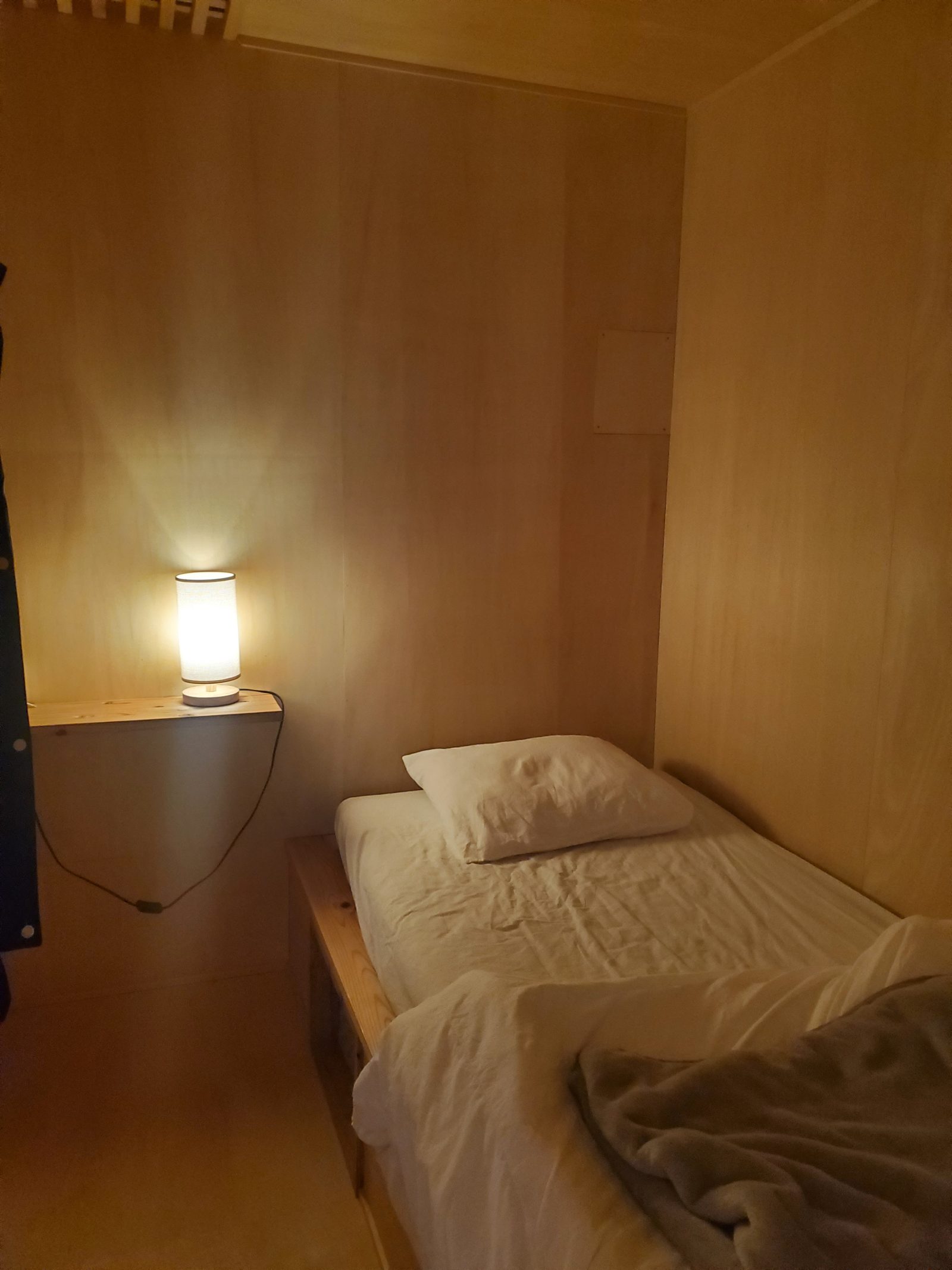 まんまるの個室。やわらかい灯りとベッド