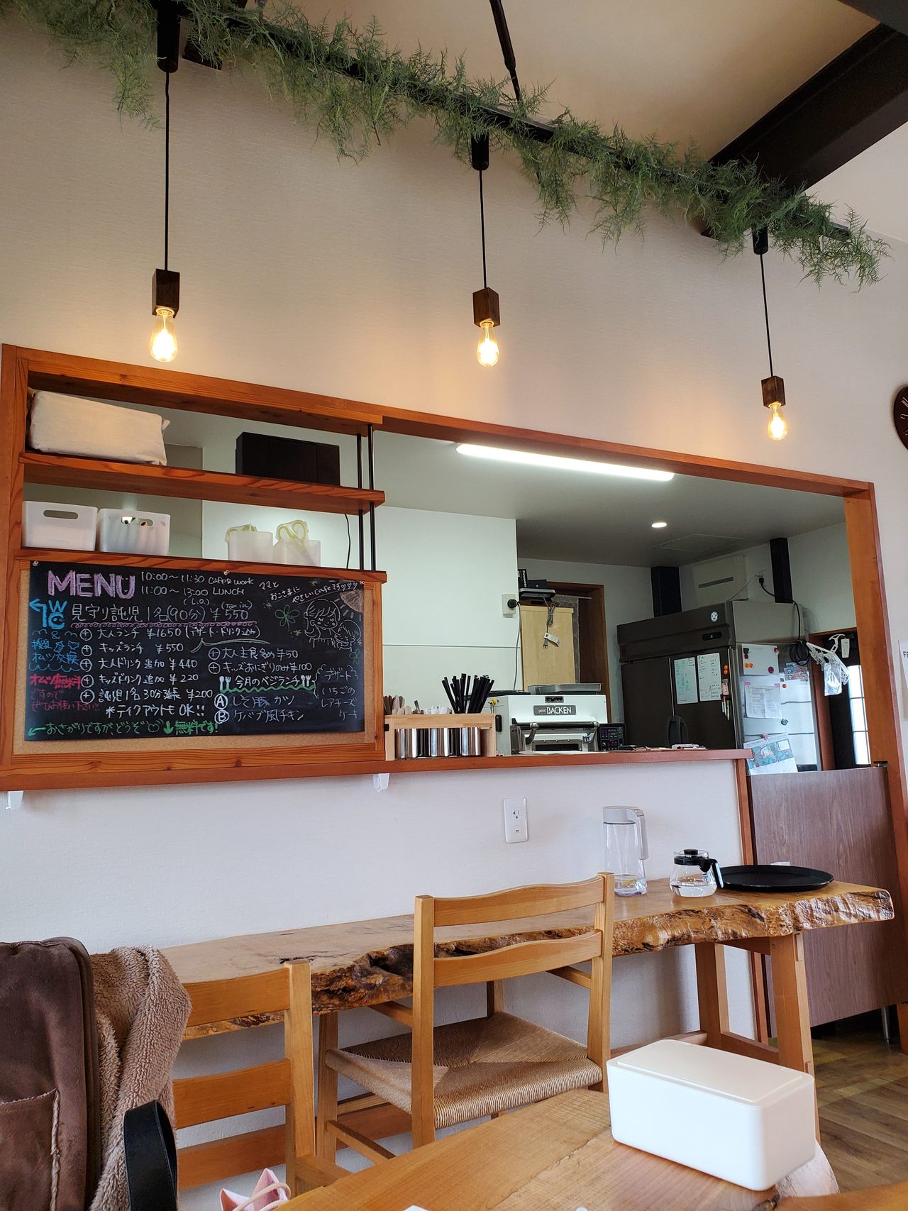 MIRAHUG cafeの店内とメニューの黒板