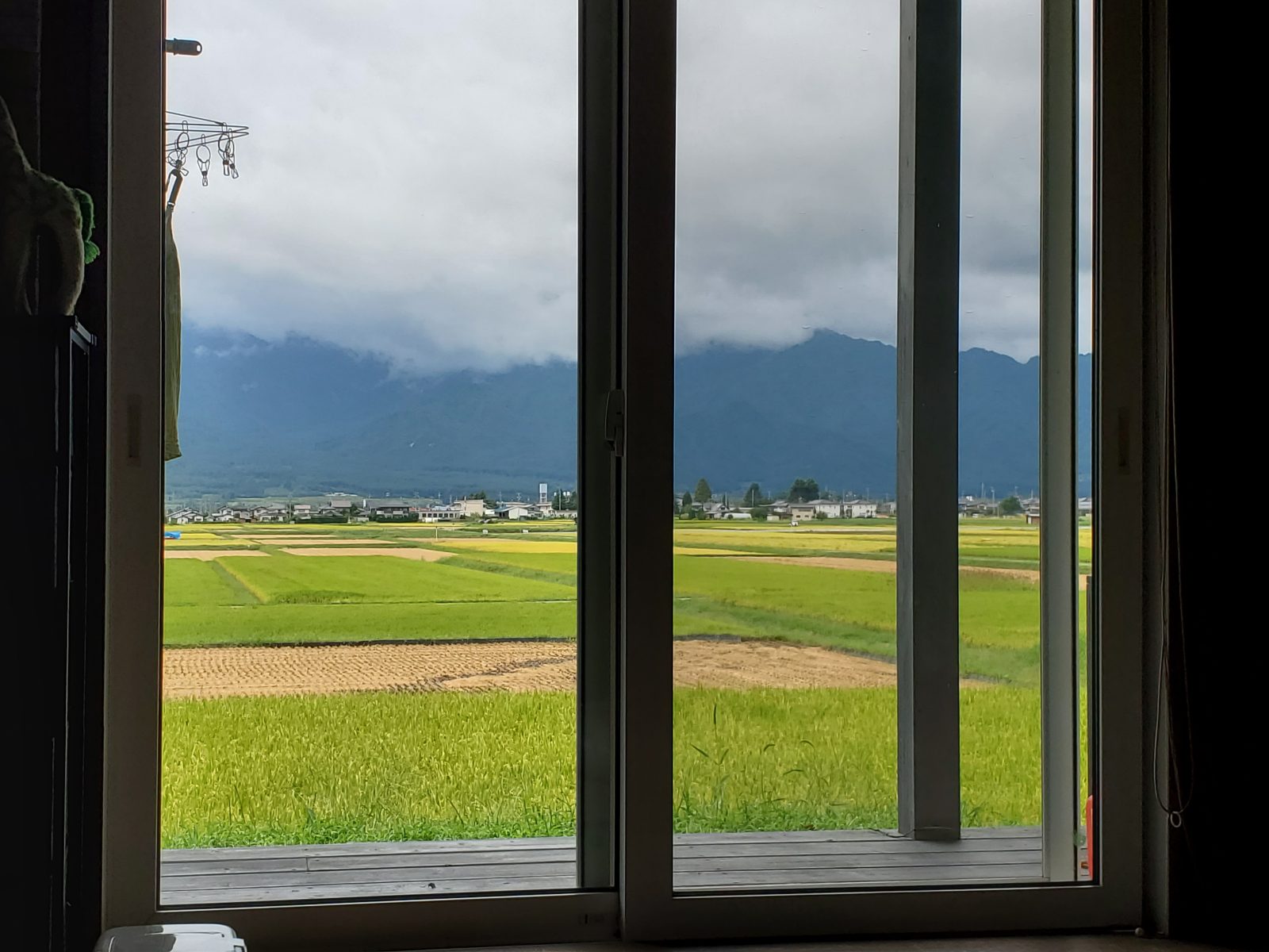 おりんの窓から見える安曇野の田園と山並み