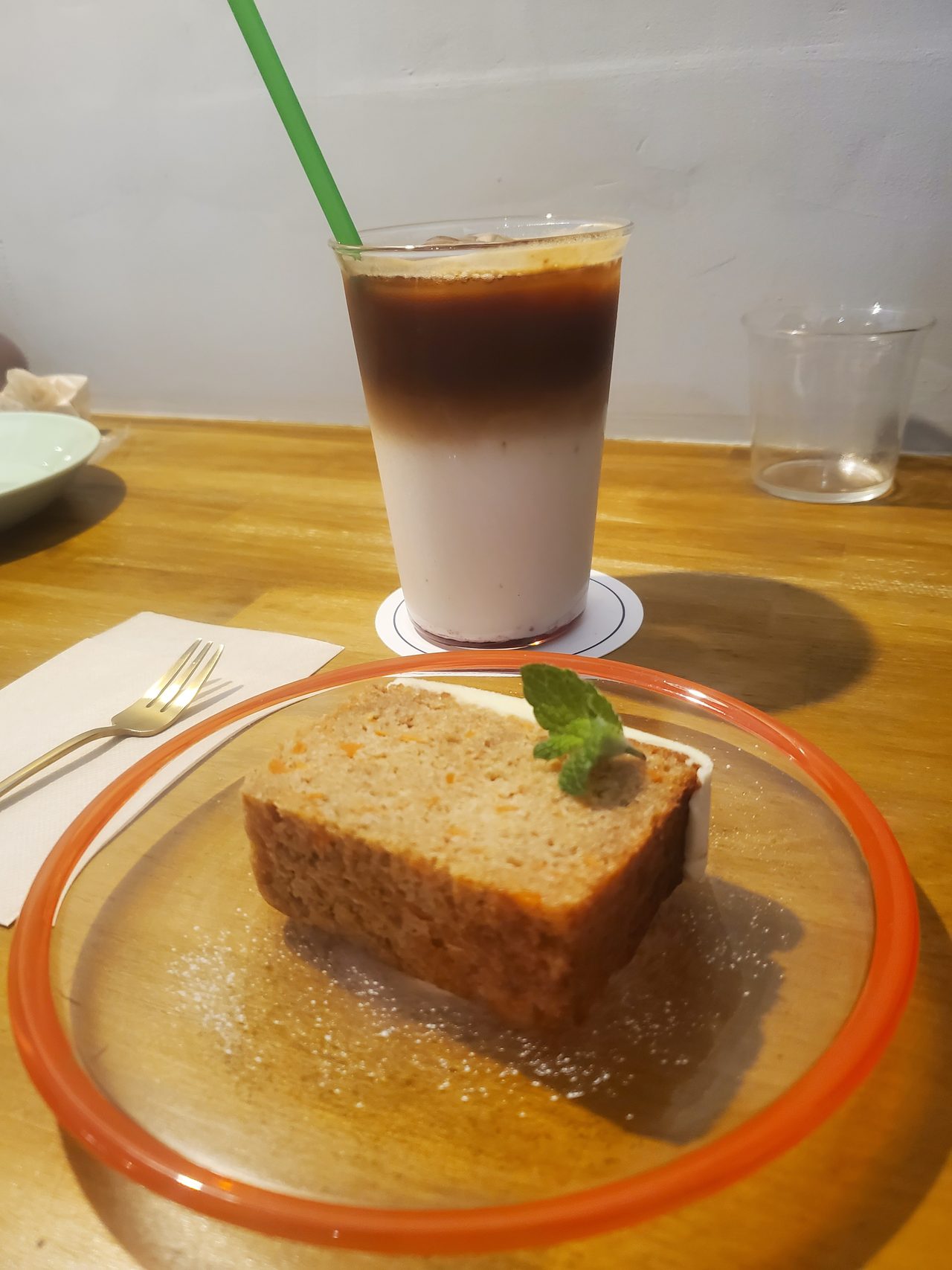 PROPS. cafeのケーキとアイスラテ