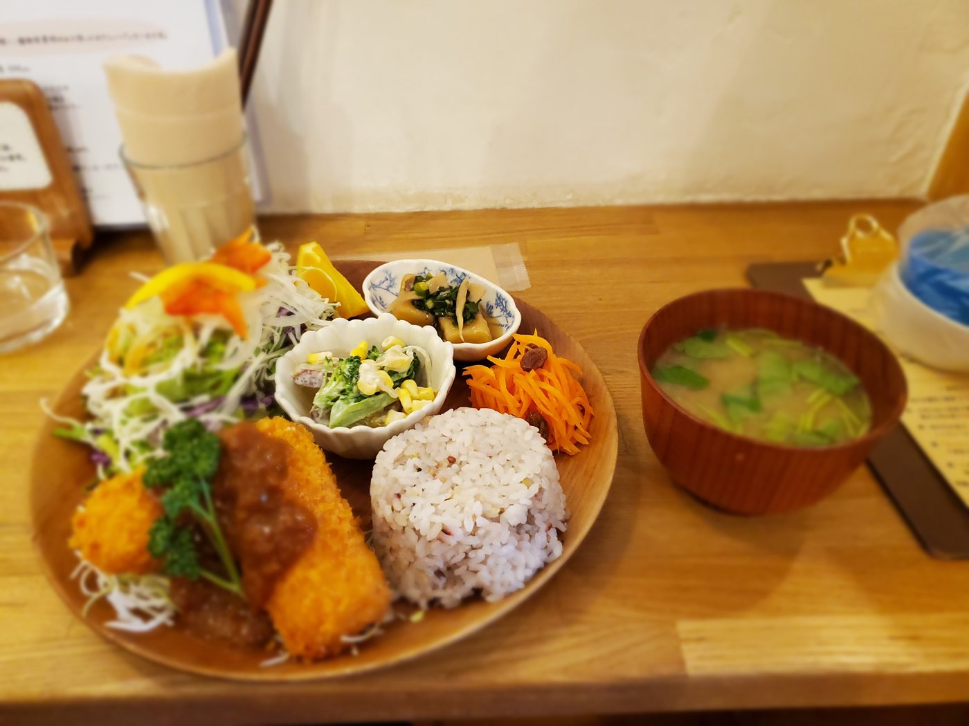 なごみの惣菜プレートと味噌汁