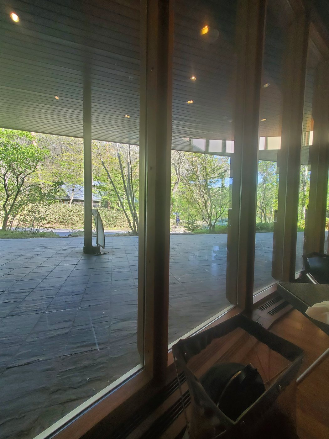 赤ちゃん連れで立ち寄りやすい飲食店の窓側席から見える景色
